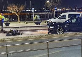 El coche negro que impactó con la moto (cuyos restos pueden verse a la izquierda), minutos después del suceso.