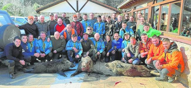 Miembros de la cuadrilla 159, de Óscar Gutiérrez, con tres jabalíes cazados en el lote de Valfría.