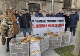 Los panaderos han protestado este lunes frente al Parlamento regional aprovechando que había sesión plenaria