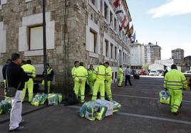 Trabajadores municipales de los servicios de limpieza viaria de Torrelavega