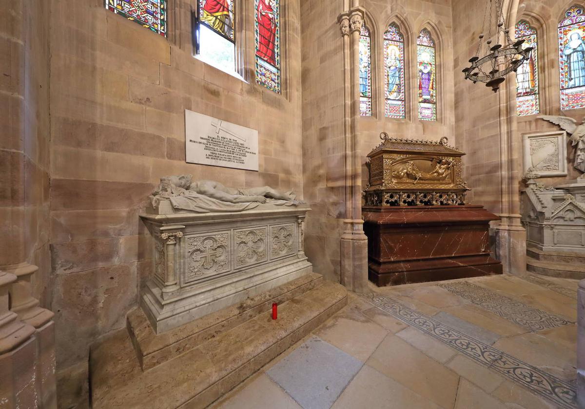 Detalle del interior de la capilla-panteón del Palacio Sobrellano