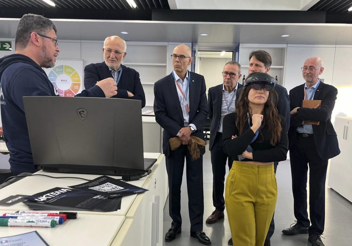 Roig, segundo por la izquierda, atendiendo al equipo de Uktena.