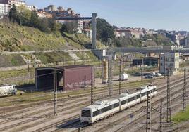 Usuarios del Cercanías llegan a la estación de Santander