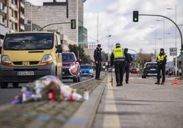 Los especialistas de atestados de la Policía Local realizan mediciones en el lugar exacto de la calle Castelar, en Santander, donde se produjo el siniestro