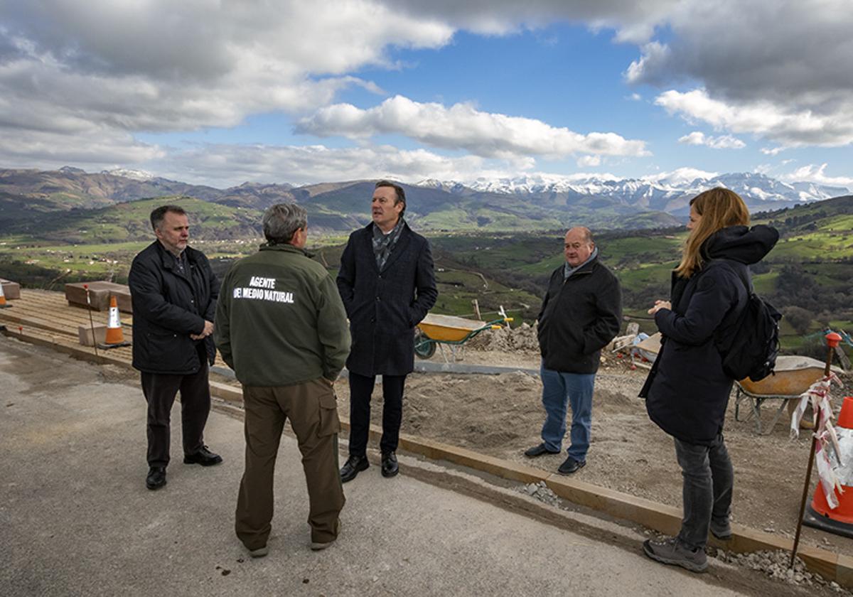 El consejero y el alcalde del municipio durante su visita a las obras de construcción del mirador, que ya han comenzado