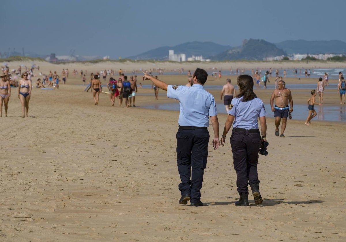 Dos auxiliares de refuerzo de Policía Local de Ribamontán al Mar controlan la playa de Somo