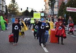 Imagen de archivo del desfile de Carnaval de Piélagos, por las calles de Renedo