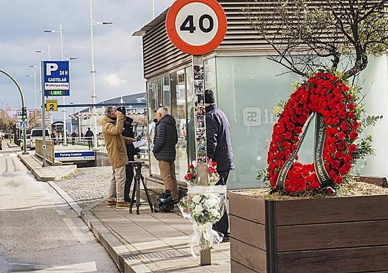 Ayer por la mañana, periodistas de TVE entrevistaban a policías y paseantes que se paraban en la zona del accidente.