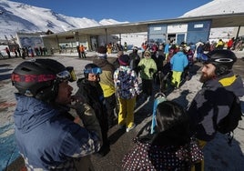 Los usuarios de la estación de esquí han tenido que guardar largas colas para todo