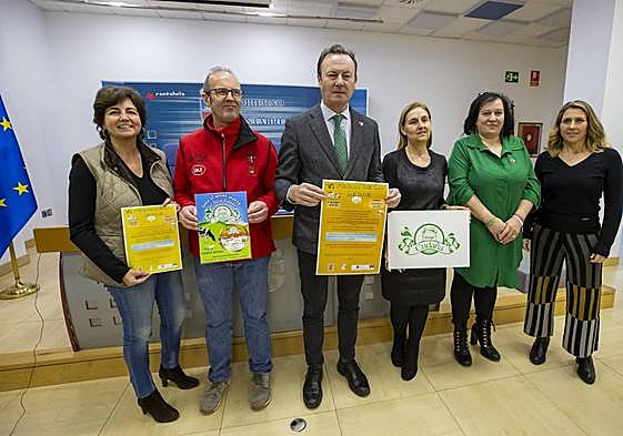 El consejero e de Medio Rural, Guillermo Blanco (en el centro con cartel naranja), durante la presentación de evento