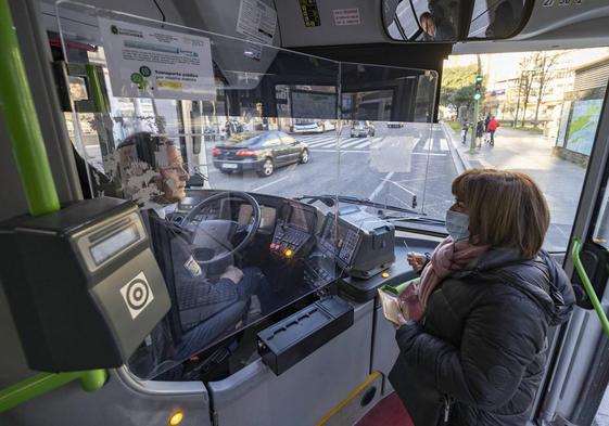 Una usuaria toma el autobus en el centro de Santander