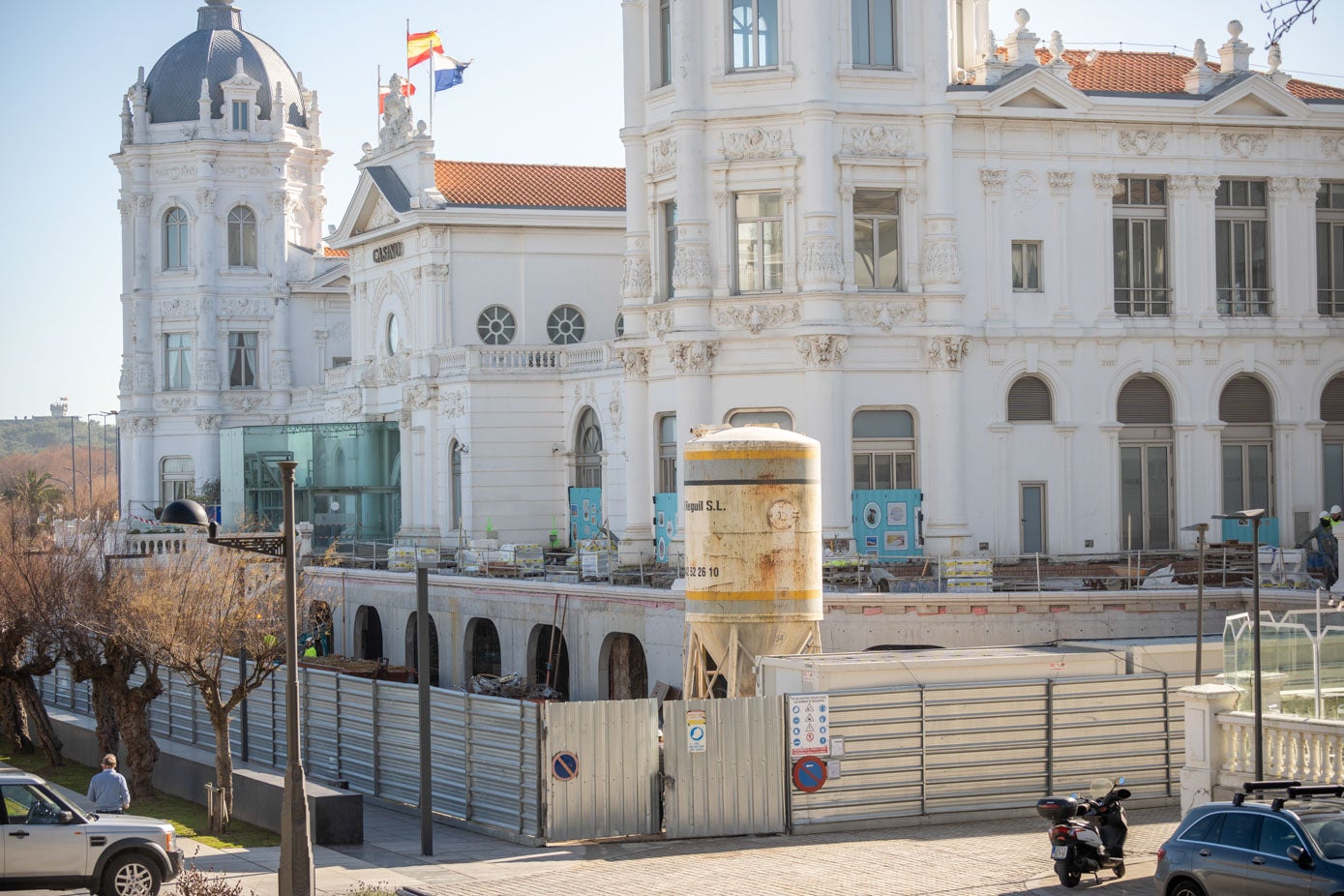 Uno de los cambios más drásticos ha sido la retirada de las terrazas cubiertas que estaban acopladas a estos bajos y que antes de su cierre, en 2015, estaban ocupados en su totalidad por locales de hostelería.