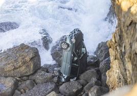 El coche que cayó en los acantilados en la zona de la playa de El Madero