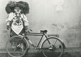 'Danzante con bicicleta', 1991. Copia a lagelatina de plata.