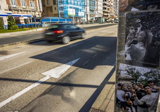 Fotografías de Bret Elorza colocadas por sus amigos junto al lugar en el que perdió la vida en Castelar tras ser atropellado