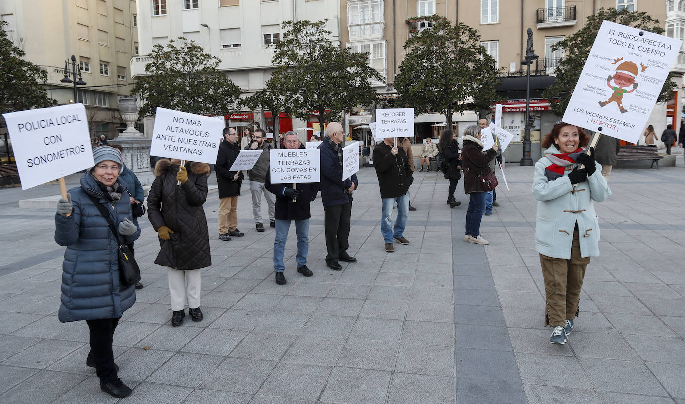 Los vecinos del centro de la ciudad protestan contra el ruido que, sobre todo los fines de semana, soportan bajo sus casas. Exigen soluciones al Ayuntamiento: «Es fácil, que cumplan la ley».