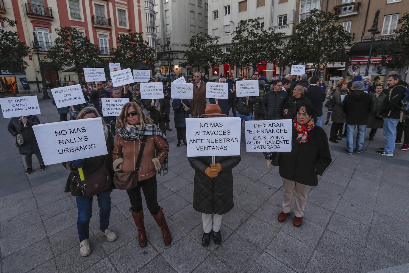 Los vecinos afirman que, con tantas terrazas, cuesta pasar. «Para entrar en el portal de casa o para dejar la basura en el contenedor te tienes que abrir paso entre las mesas».