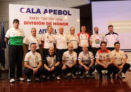 Foto de familia de todos los jugadores presentes en la Gala de Apebol celebrada ayer en el Centro Cívico de Meruelo