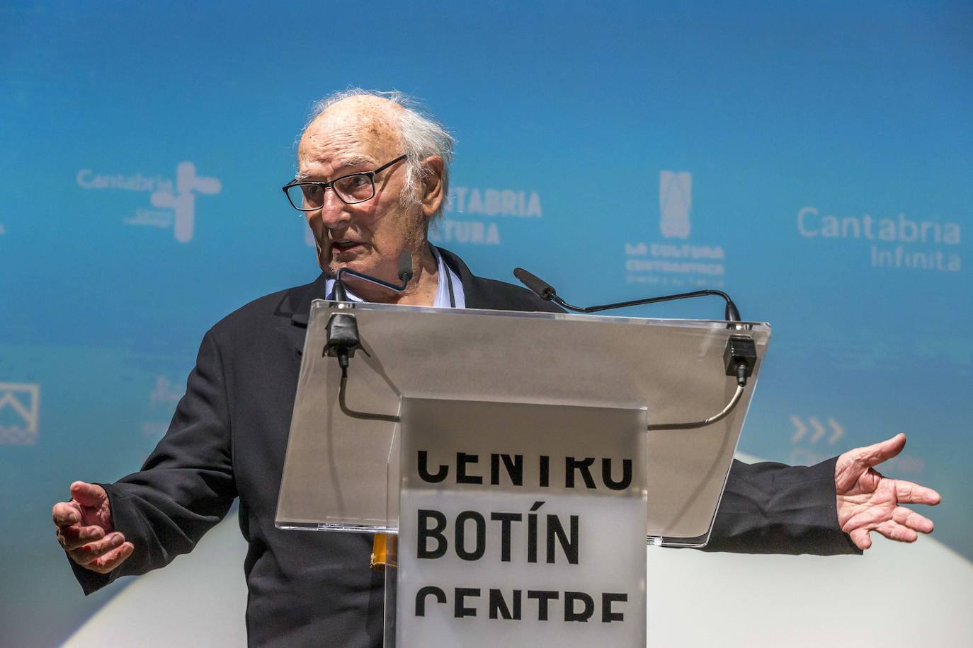 Carlos Saura participó en septiembre de 2021 en la clausura de Semana Internacional de Cine de Santander (SICS). Saura, amigo y compañero de Mario Camus, recordó que fue el primer contratante del cántabro en su película 'Los golfos' (1959), en el que Camus fue guionista y ayudante de dirección. Saura acudió a Santander para participar en la entrega del premio Faro de Honor a José Luis Alcaine y presentar junto a su hija Anna, productora del proyecto, su último cortometraje, 'Rosa Rosae. La Guerra Civil', basado en el conflicto bélico español, que fue proyectado en el Anfiteatro del centro de arte santanderino.