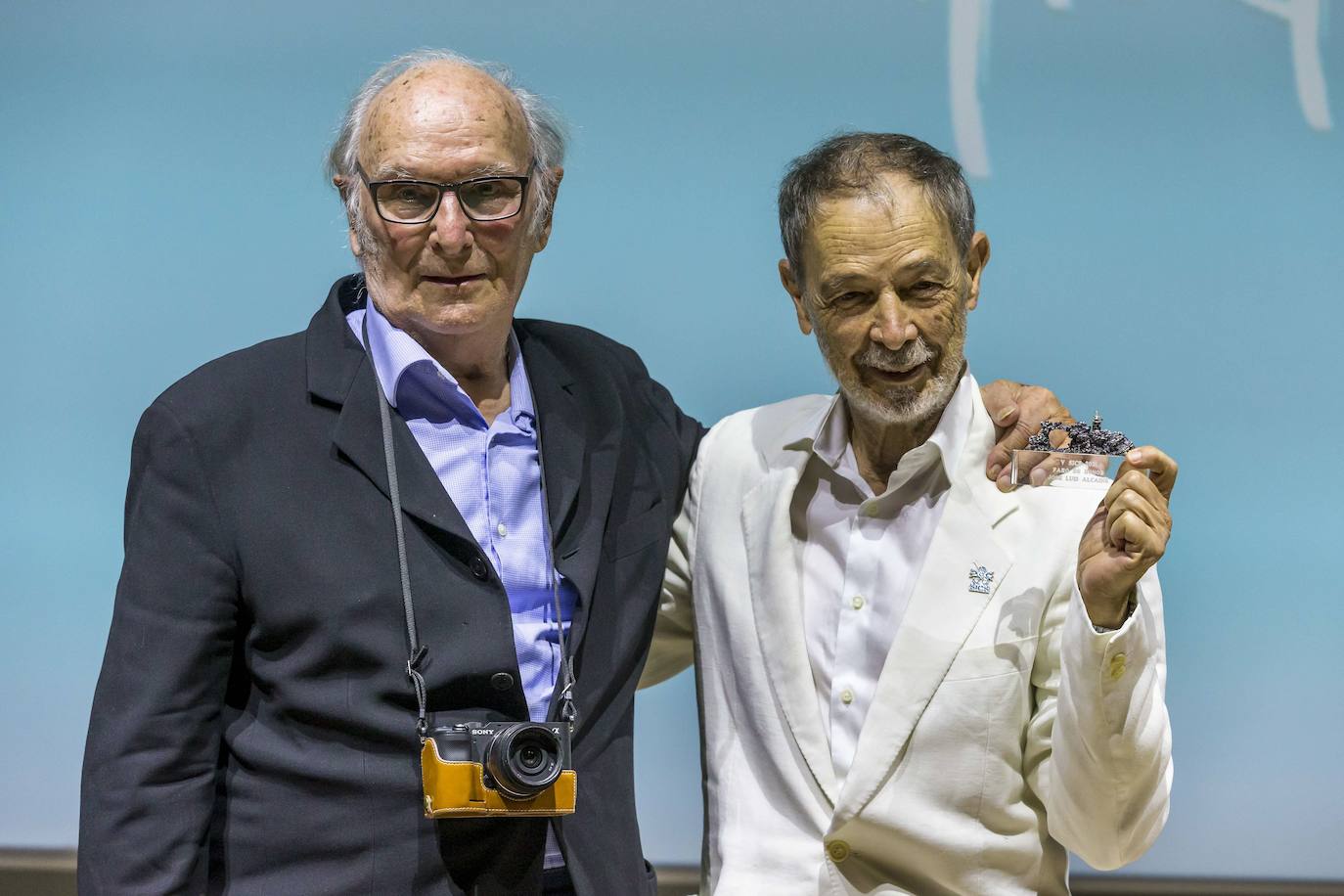 Carlos Saura entrega el premio Faro de Honor a José Luis Alcaine en la Semana Internacional de Cine de Santander.