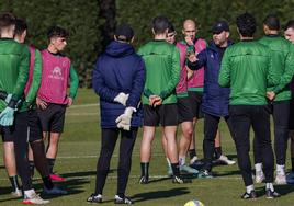 José Alberto da instrucciones a sus futbolistas en una sesión en La Albericia.