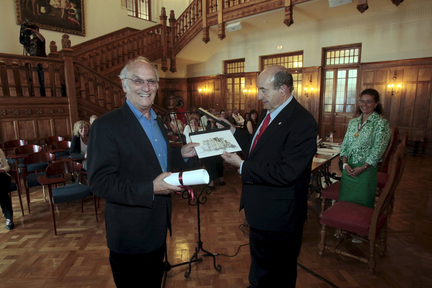 En 2011, Carlos Saura recibió el III Premio UIMP a la Cinematografía por su trayectoria. El crítico y experto en cine Diego Galán fue el encargado de glosar la laudatio del director de 'Los golfos' o 'Cría Cuervos', en un acto que se celebró en el Hall Real del Palacio de La Magdalena. En la imagen, junto al rector Salvador Ordóñez recogiendo el premio.