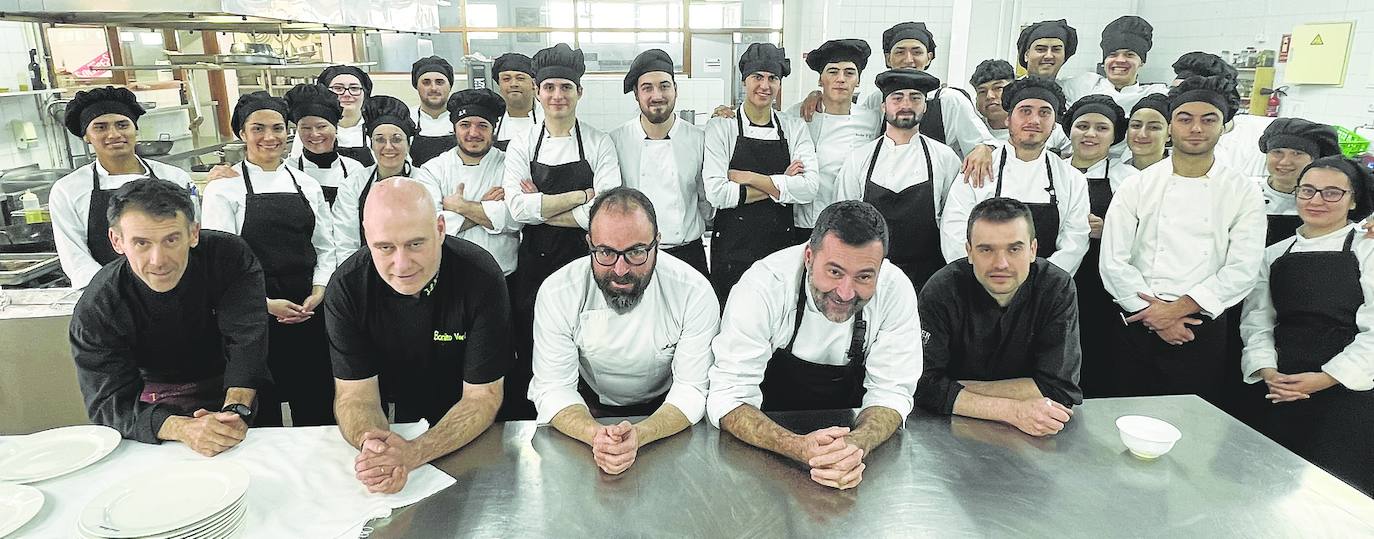 Juan Carlos Freire, José Luis Trueba, David Pérez, Toni González y Álvaro Obregón, delante, junto a los alumnos de cocina que prepararon los platos.