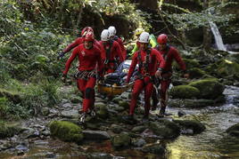 Miembros del Servicio de Emergencias del 112 en un simulacro de intervención en un barranco con una víctima ficticia con rotura de pelvis