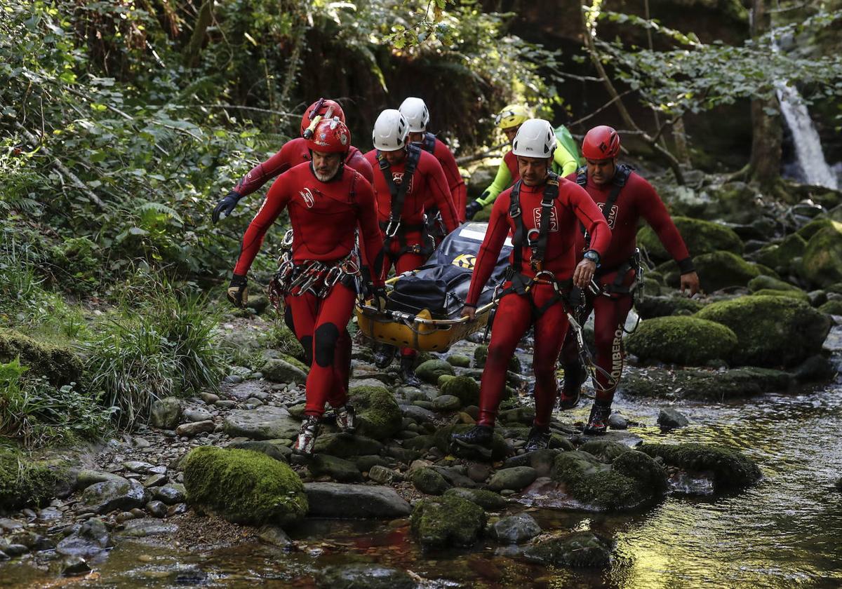 Miembros del Servicio de Emergencias del 112 en un simulacro de intervención en un barranco con una víctima ficticia con rotura de pelvis