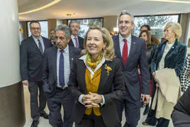 Calviño, a su llegada al Foro Económico junto al presidente Revilla y el vicepresidente Zuloaga