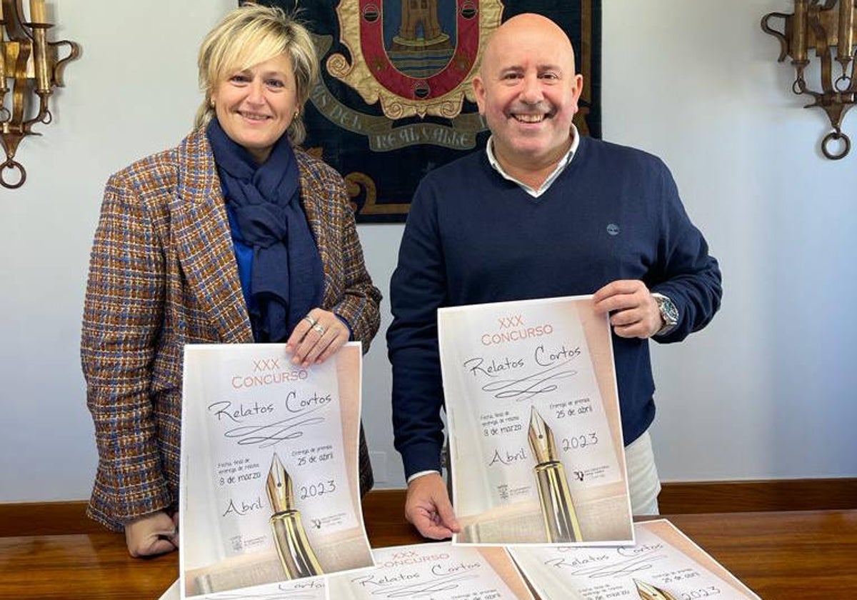 La alcaldesa, Esther Bolado, y el concejal del área, José Salmón, durante la presentación del certamen