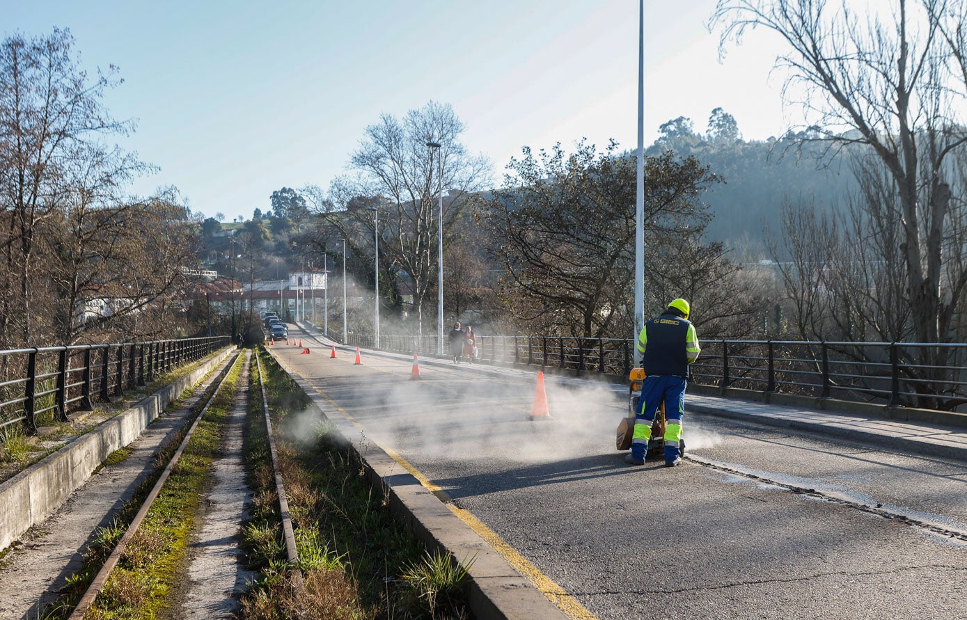 La actuación se enmarca dentro de la creación de la carretera entre Viveda (Santillana del Mar) y Duález, por parte de la Consejería de Obras Públicas.