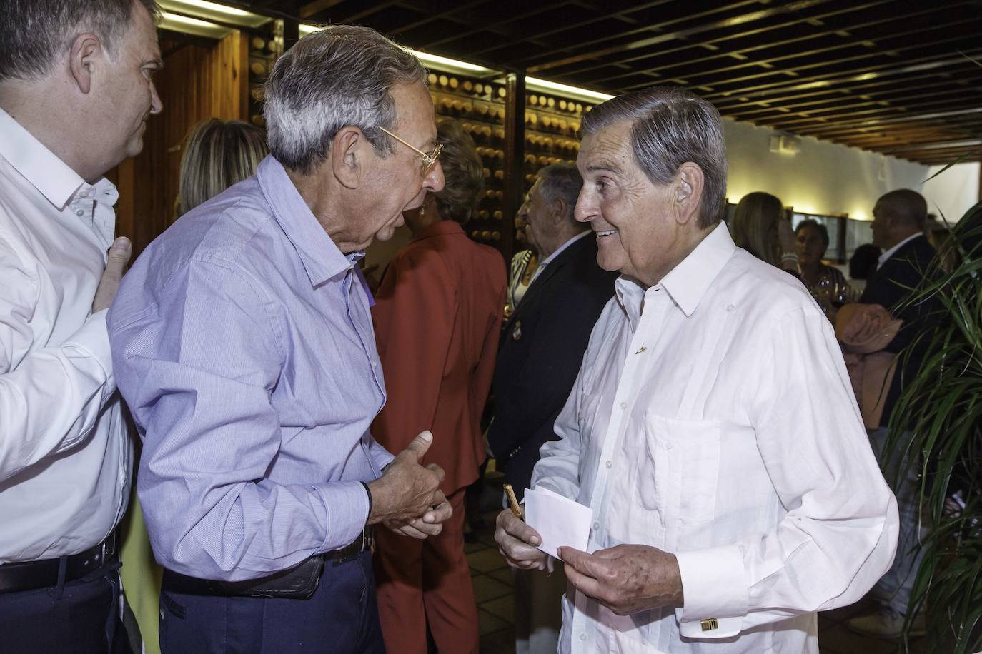 Antonio Núñez Seoane, durante la presentación del libro de Manuel Casino 'Toñín el del Puerto', con su conocida guayabera, en julio de 2018