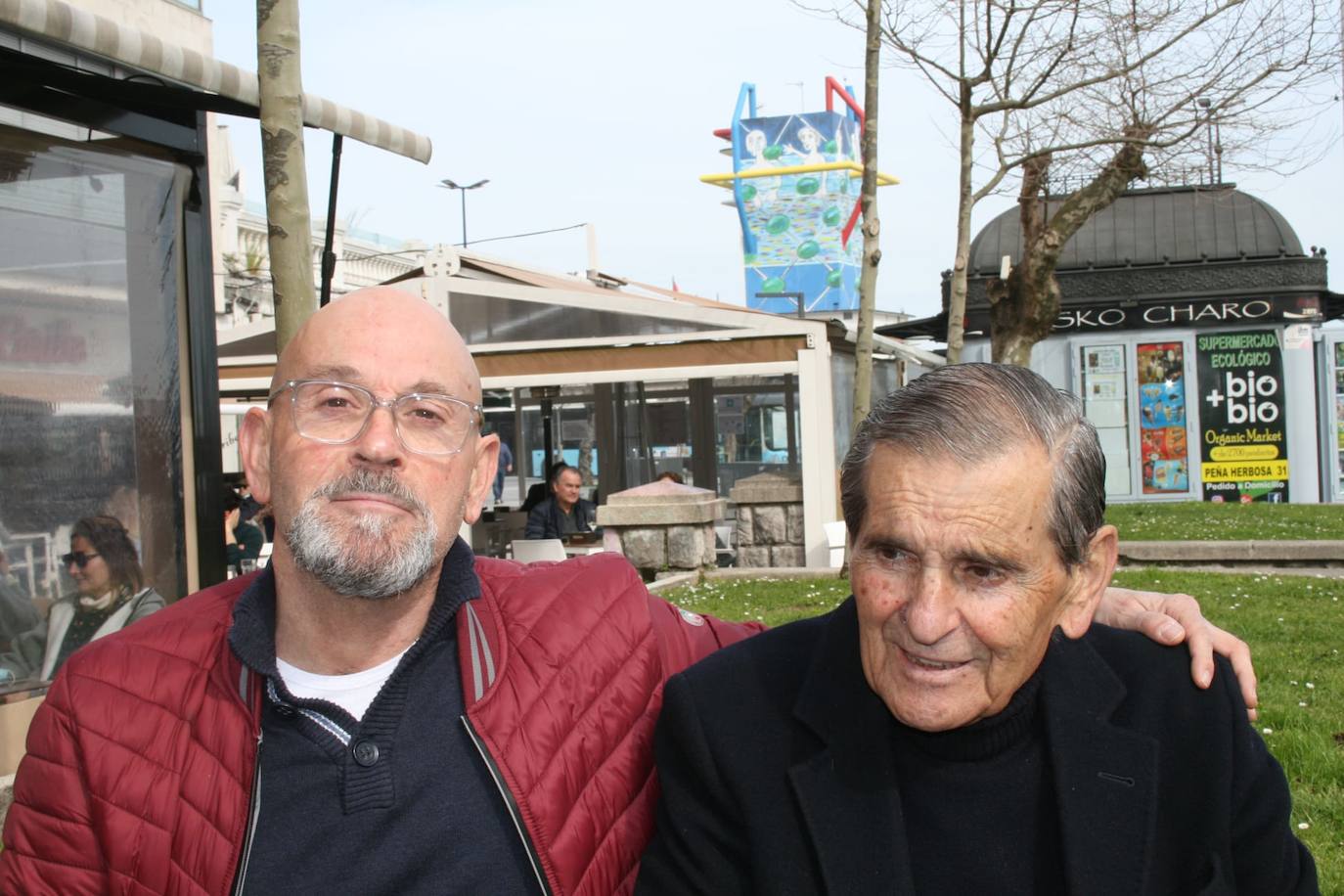 Toñín con su hijo mayor, Antonio 'Toti' Núñez, en La Cañía, donde tomaban juntos el aperitivo. 