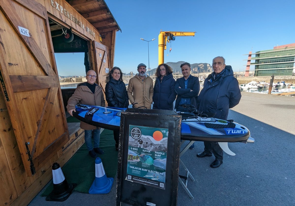 La delegación de la Consejería de Pesca y del Ministerio de Agricultura, Pesca y Alimentación durante la visita al proyecto Eco Experiencia en el puerto de Laredo