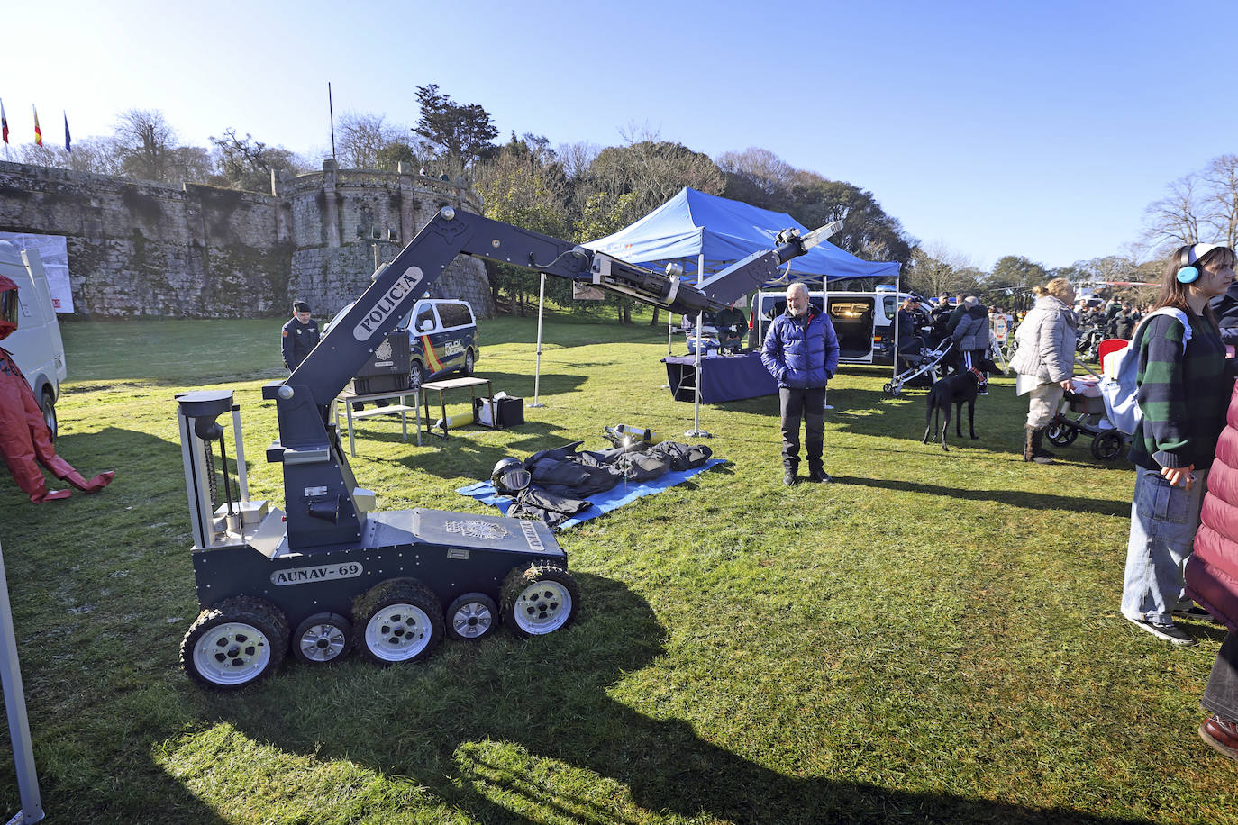 El robot de desactivación de explosivos esuna máquina inteligente con cinco cámaras y escopeta incorporada. Se maneja por radiocontrol,