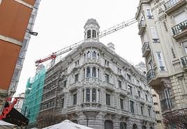 Buena parte de la fachada ha quedado ya liberada de los andamios. La obra entra su recta final y se ultiman los detalles en los interiores del inmueble.