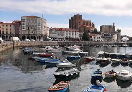 Panorámica de Castro Urdiales, coronada por la iglesia gótica de Santa María y el castillo-faro, al fondo.