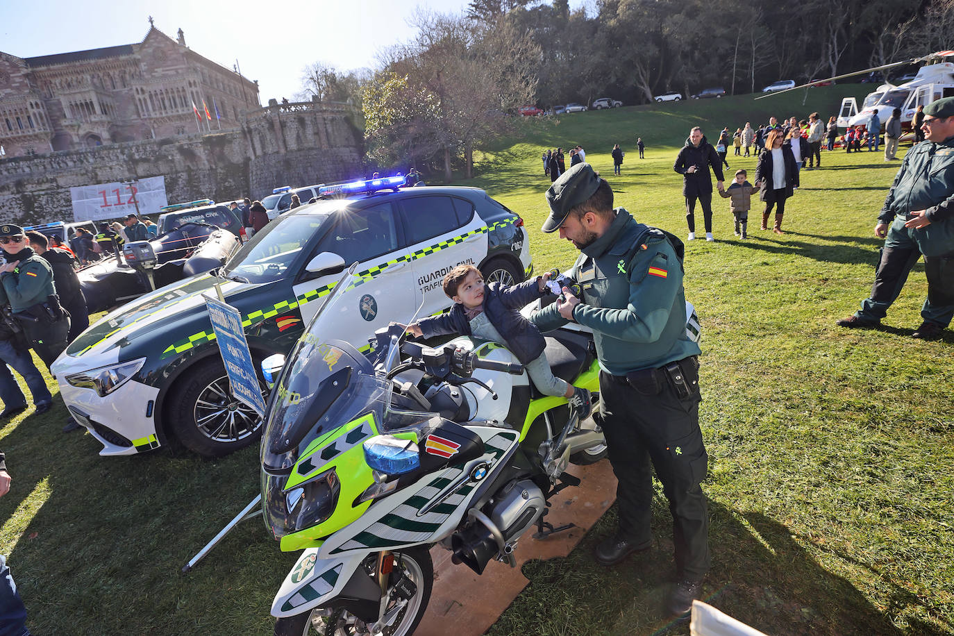 El tamaño no importa y uno de los visitantes más pequeños no ha dudado en encaramanrse a la moto de la Guardia Civil de Tráfico