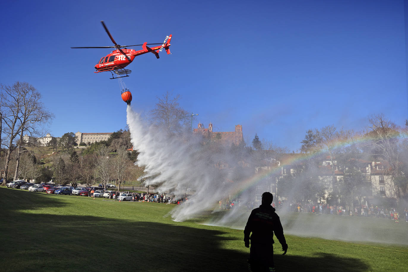 El helicóptero del 112 suelta el material utilizado para sofocar incencios forestales