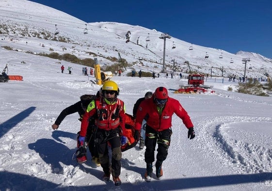 Momento en el que los rescatadores trasladan al esquiador herido