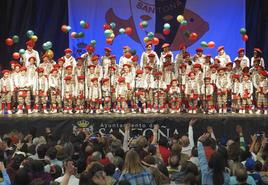 La murga infantil Los Notas, con 71 componentes, cerró la exhibición con su original propuesta de vendedores de globos.