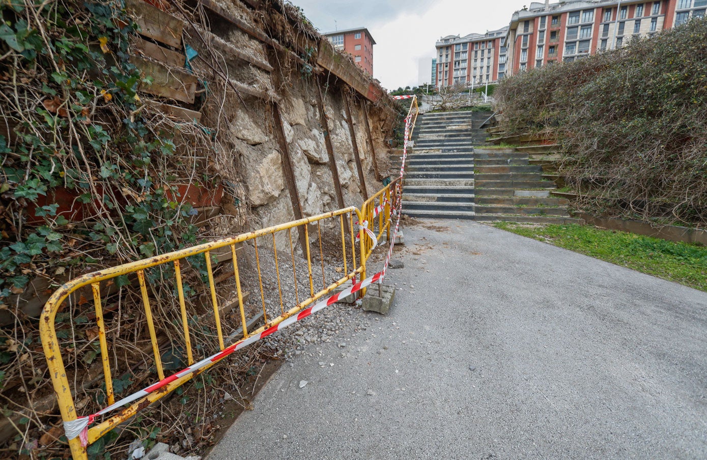 En la entrada de la S-20 más cercana al Escenario Santander, la mitad de las escaleras tienen azulejo y la otra mitad, no.