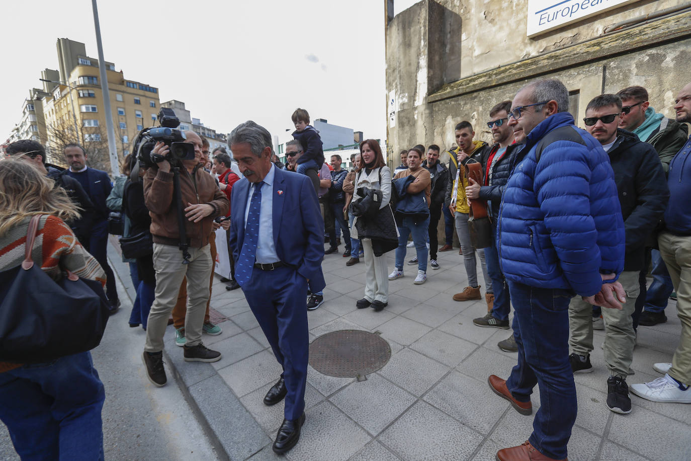 A la concentración se ha acercado el presidente de Cantabria, Miguel Ángel Revilla, que les ha trasladado «su apoyo».