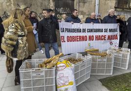 Concentración de panaderos frente al Parlamento de Cantabria, la semana pasada.