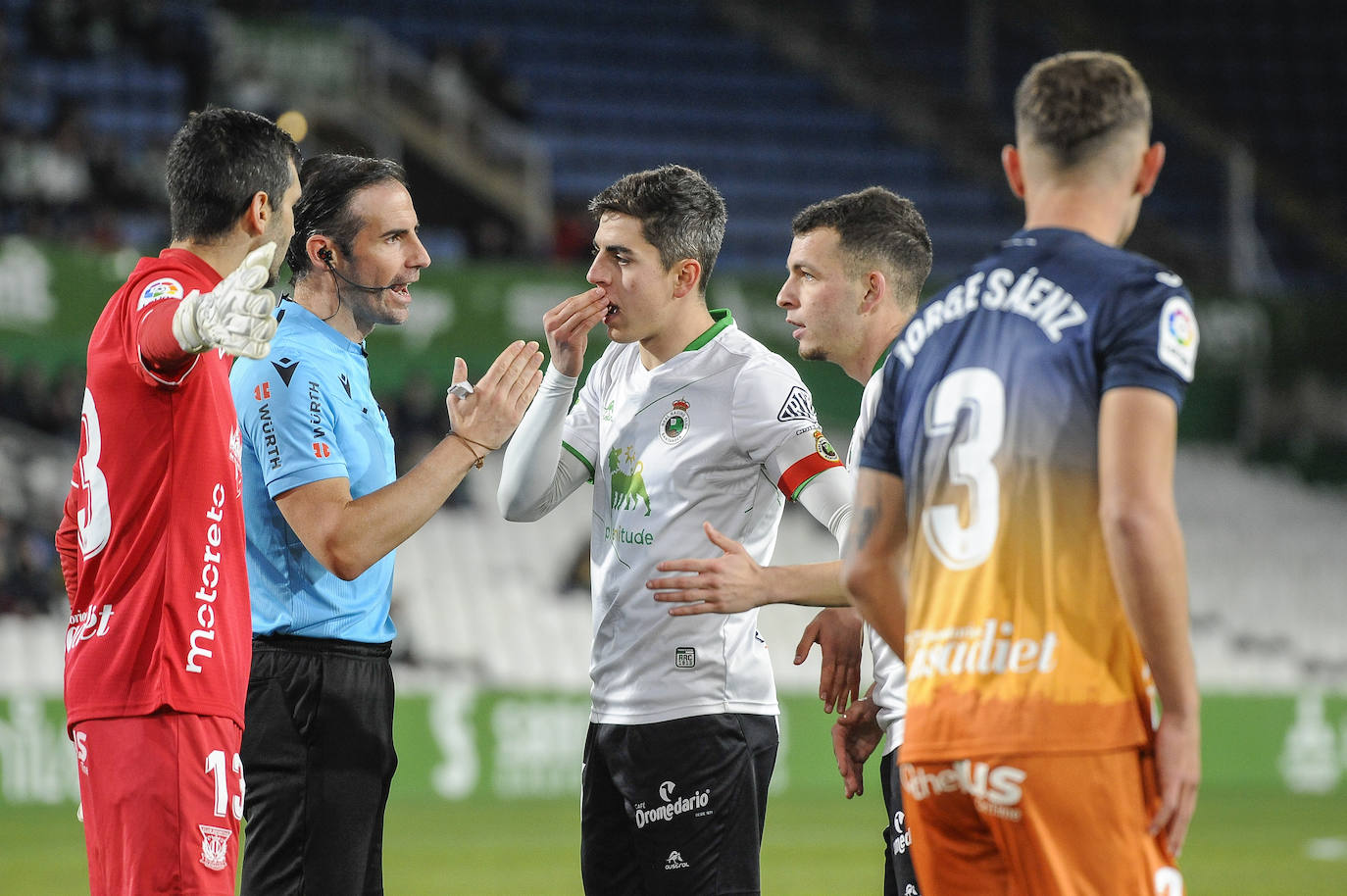 Íñigo Sainz-Maza e Íñigo Vicente, junto a los visitantes Asier Riesgo y Jorge Sáenz, dialogan con el árbitro en un lance de la primera mitad. 