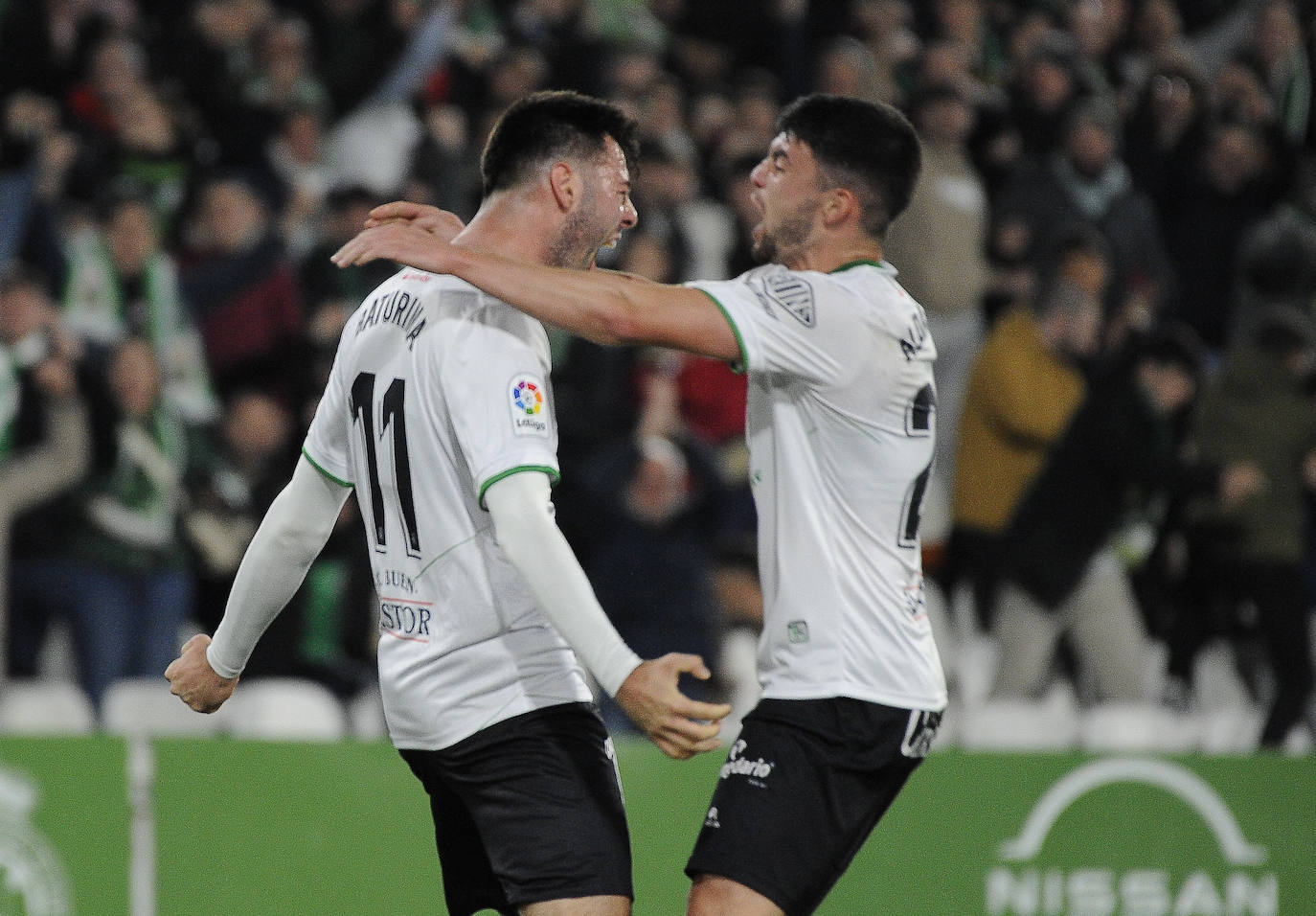 Baturina y Aldasoro celebran el gol del croata, el 1-0 del Racing. 