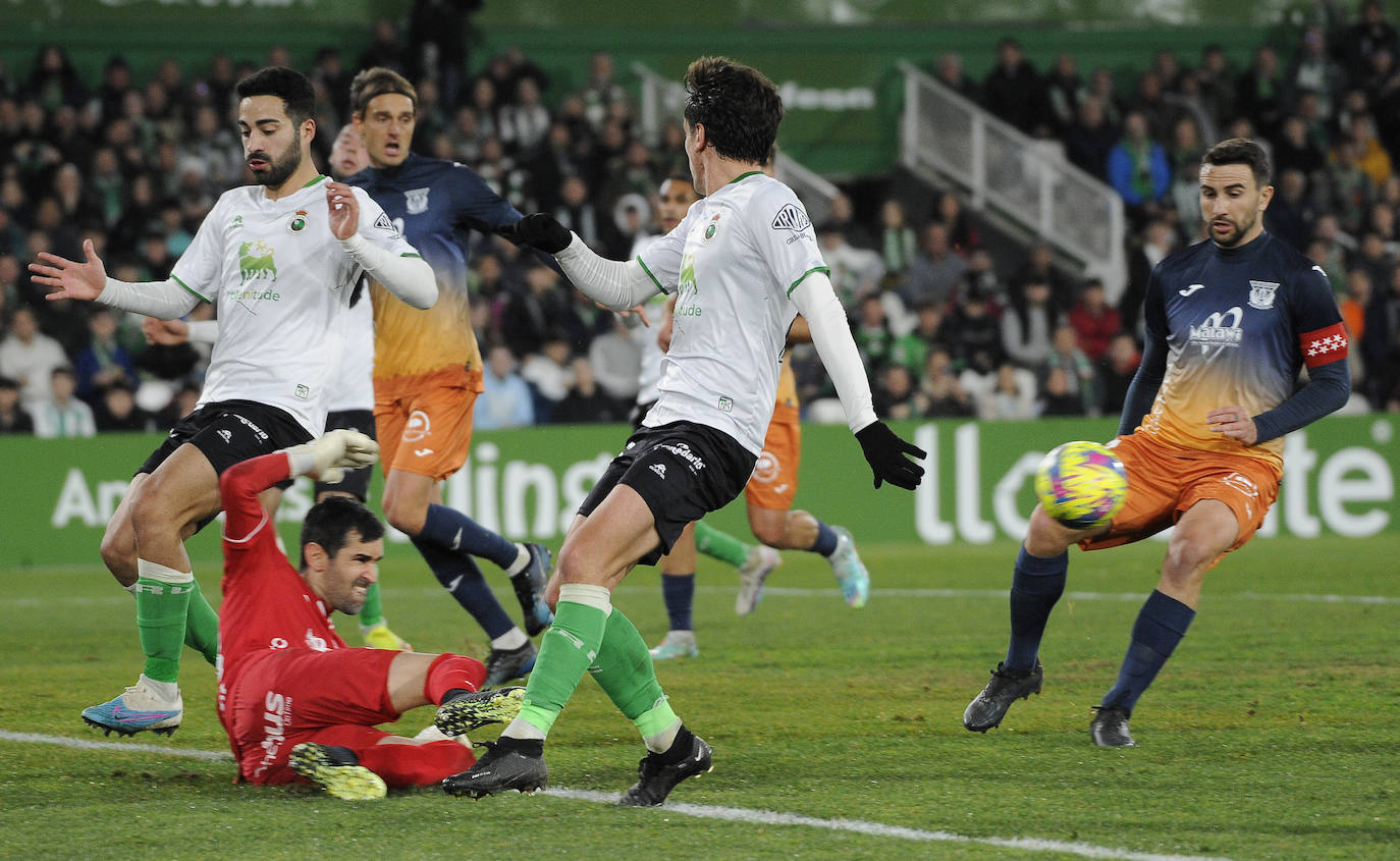 Asier Riesgo se adelanta a Marco Sangalli y Rubén Alves en un balón dividido. 