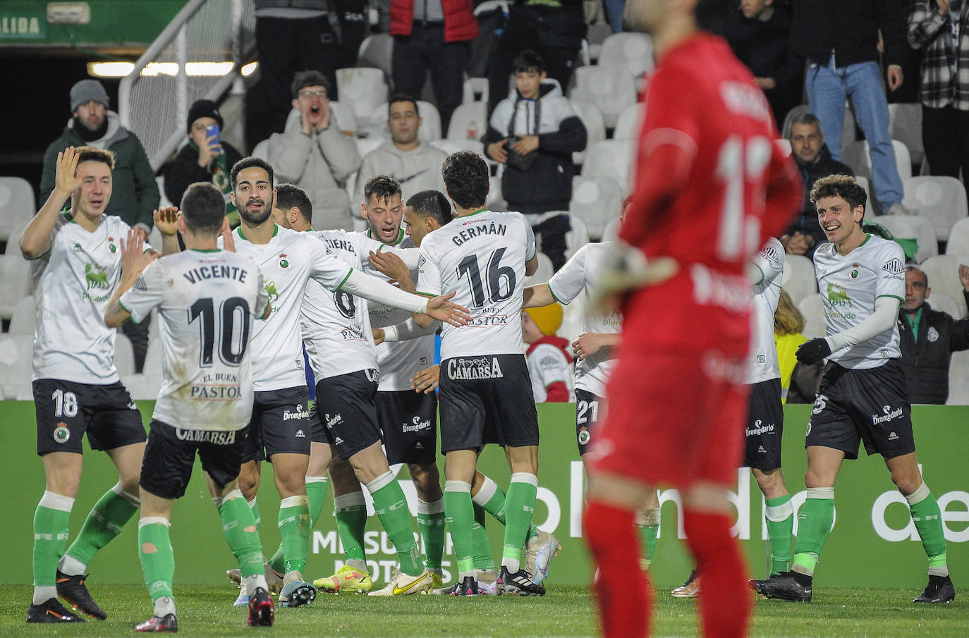 Los jugadores del Racing celebran el gol de Mboula, el segundo del conjunto cántabro. 