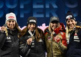 Las medallistas Marta Bassino (oro); Mikaela Shiffrin (plata) y Cornelia Huetter de Austria y Kajsa Vickhoff Lie (bronce) durante el Mundial de Esquí Alpino FIS 2023 en Meribel